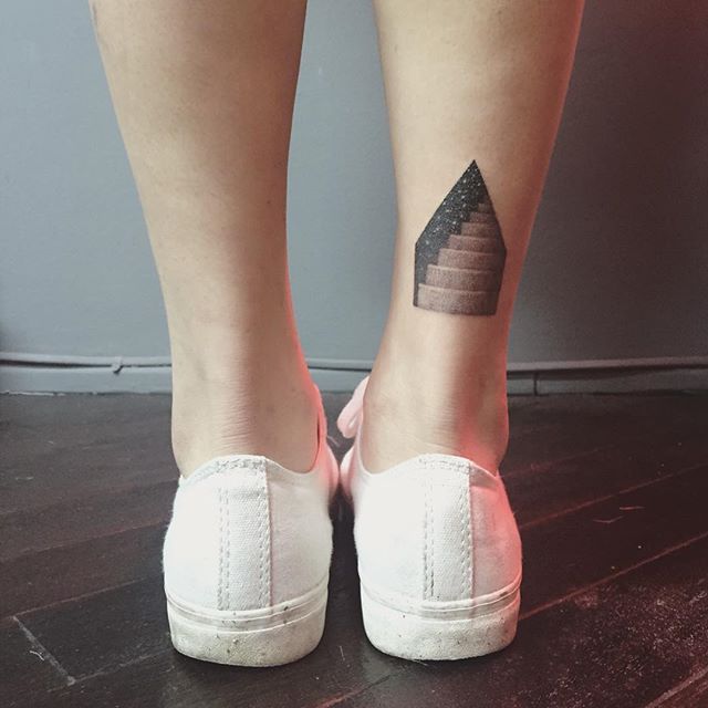 tatuaje mujer en la pierna 641