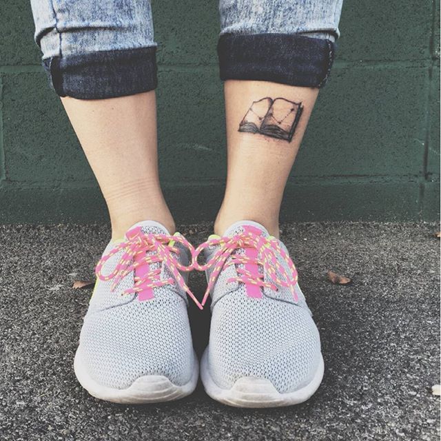 tatuaje mujer en la pierna 741