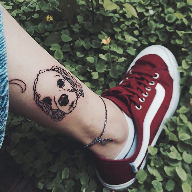tatuaje mujer en la pierna 811
