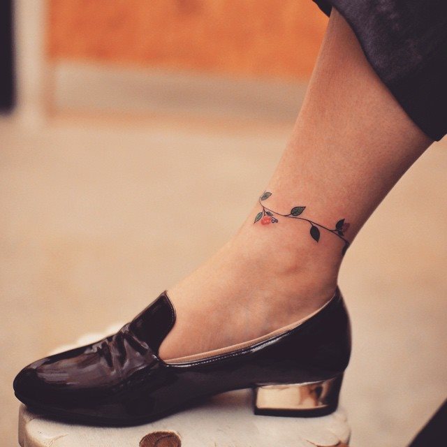 tatuaje mujer en la pierna 821