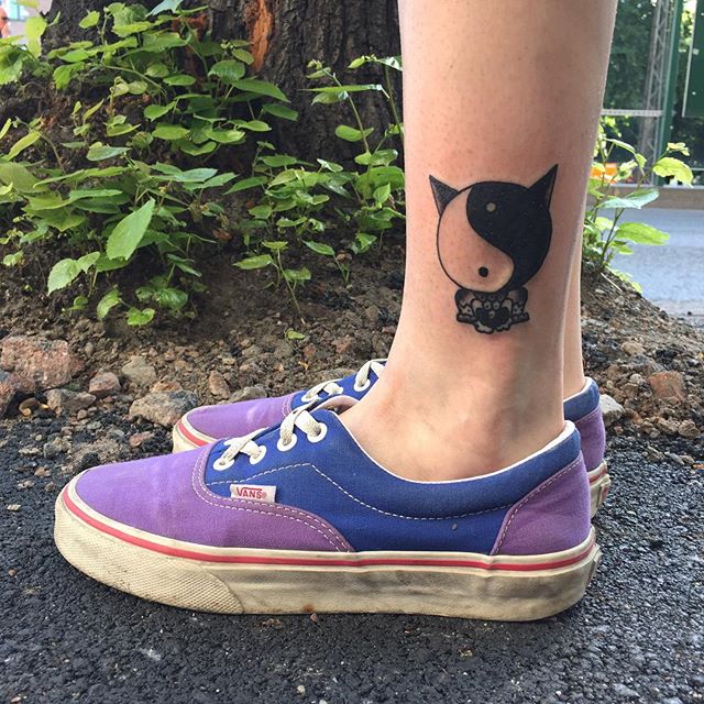 tatuaje mujer en la pierna 871