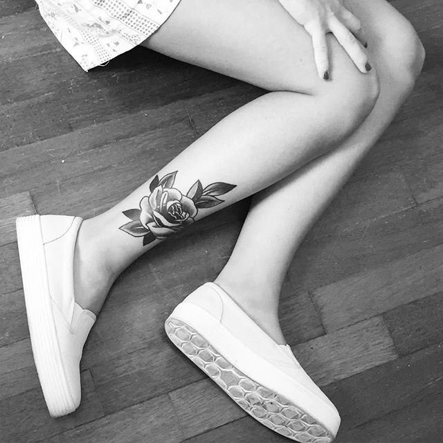 tatuaje mujer en la pierna 891