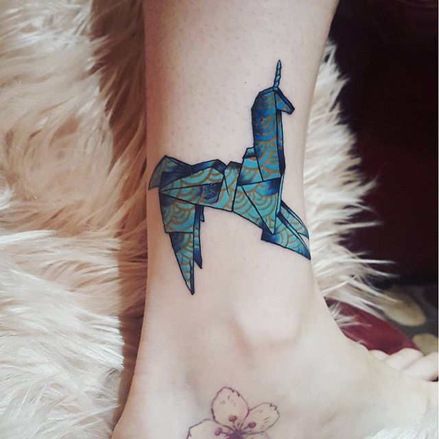 tatuaje mujer en la pierna 931