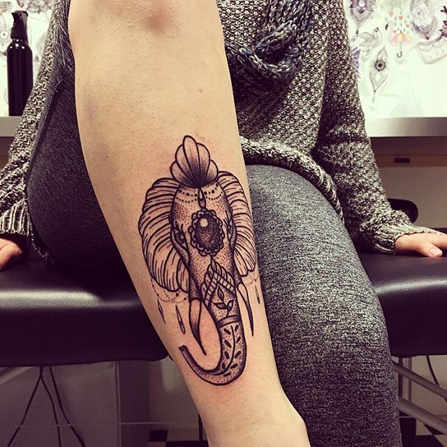 tatuaje mujer en la pierna 961