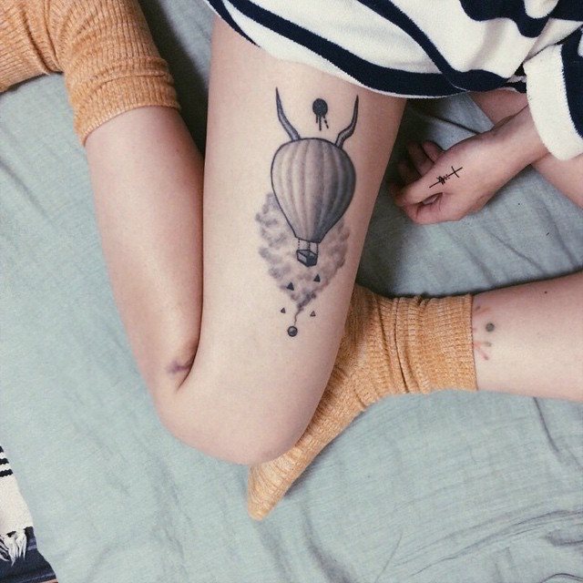 tatuaje mujer en la pierna 981