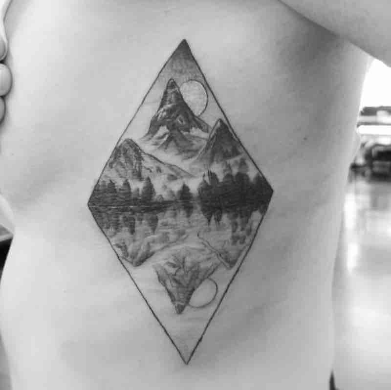 Fantástico tatuaje de montaña Fantástico tatuaje de montaña