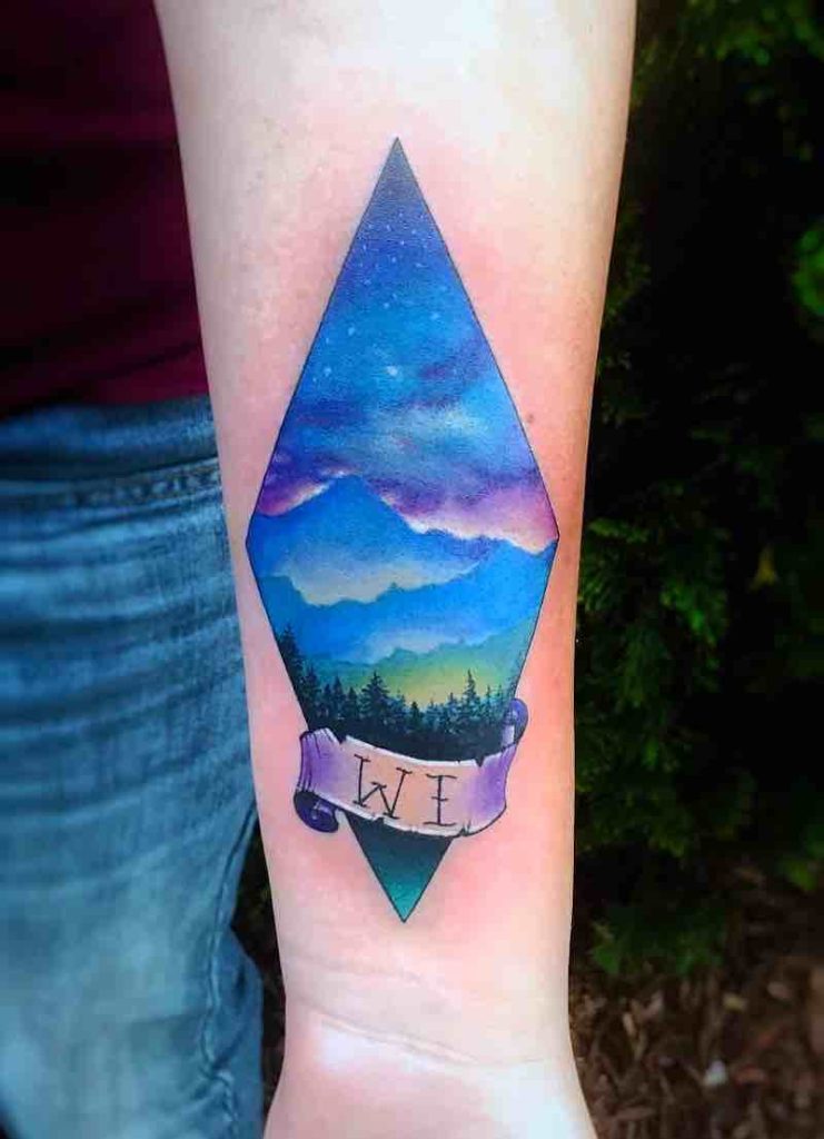 Un hombre con un tatuaje de montaña Un hombre con un tatuaje de montaña