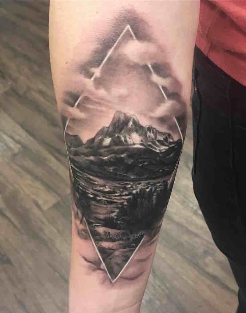 Un tatuaje de montaña de este año Un tatuaje de montaña de este año