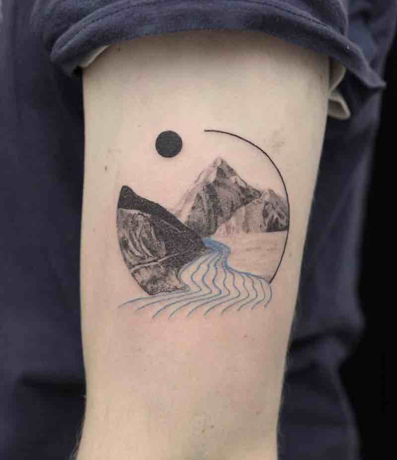 Persona con un tatuaje de montaña Persona con un tatuaje de montaña