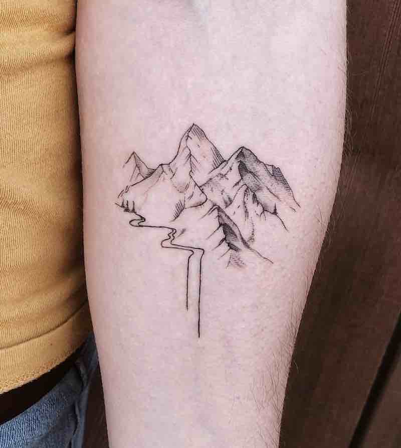 Un tatuaje de montaña muy interesante Un tatuaje de montaña muy interesante