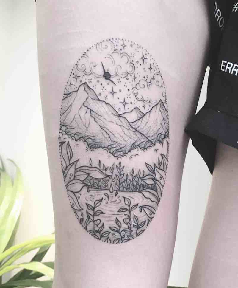 Una mujer con un tatuaje de montaña Una mujer con un tatuaje de montaña
