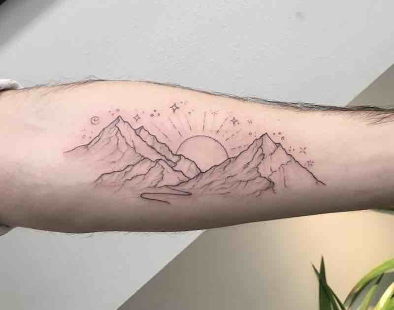 Un tatuaje de montaña actual Un tatuaje de montaña actual
