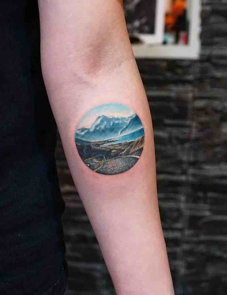 Mujer con un tatuaje de montaña Mujer con un tatuaje de montaña