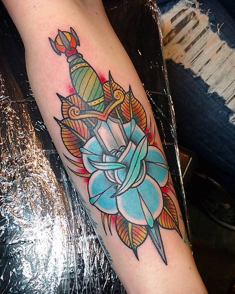 Persona con un tatuaje de daga Persona con un tatuaje de daga