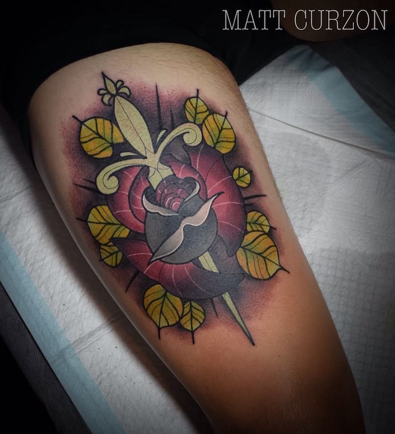 una persona con un tatuaje de daga una persona con un tatuaje de daga