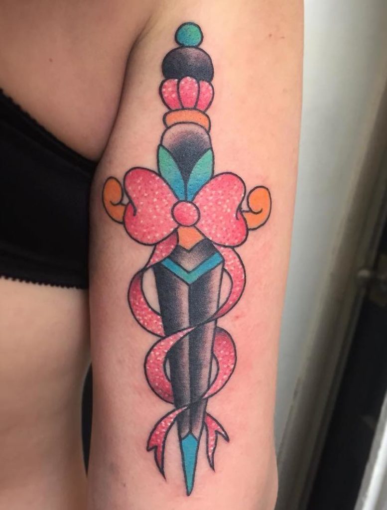 Un tatuaje de daga bastante interesante Un tatuaje de daga bastante interesante