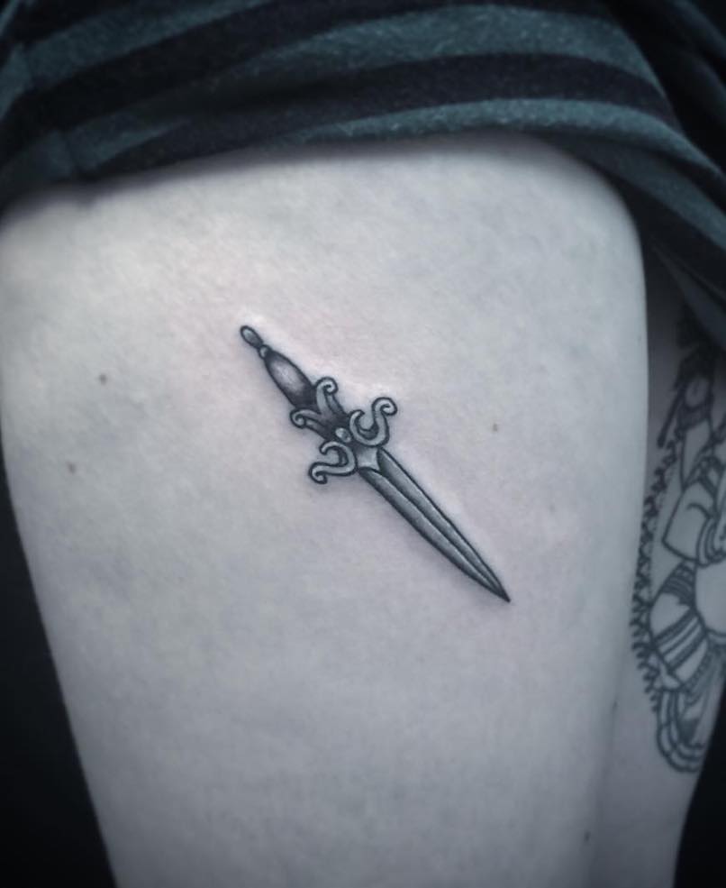 Perfecto tatuaje de daga Perfecto tatuaje de daga