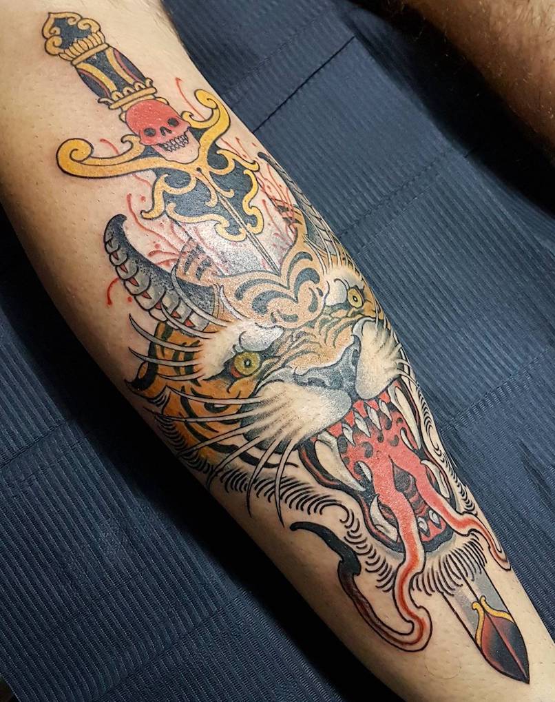 Una mujer con un tatuaje de daga Una mujer con un tatuaje de daga