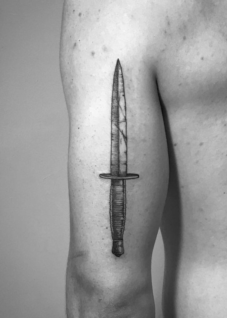 Perfecto tatuaje de daga Perfecto tatuaje de daga