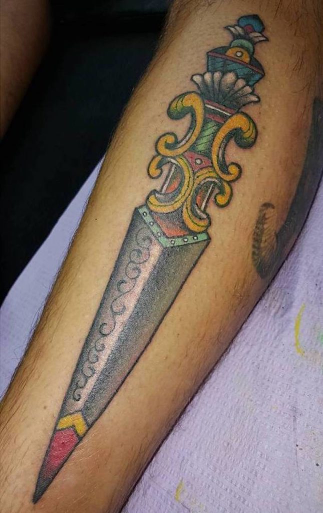 tatuaje de daga para hombre tatuaje de daga para hombre