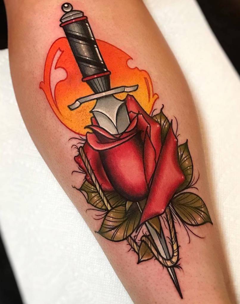 Mujer con un tatuaje de daga Mujer con un tatuaje de daga