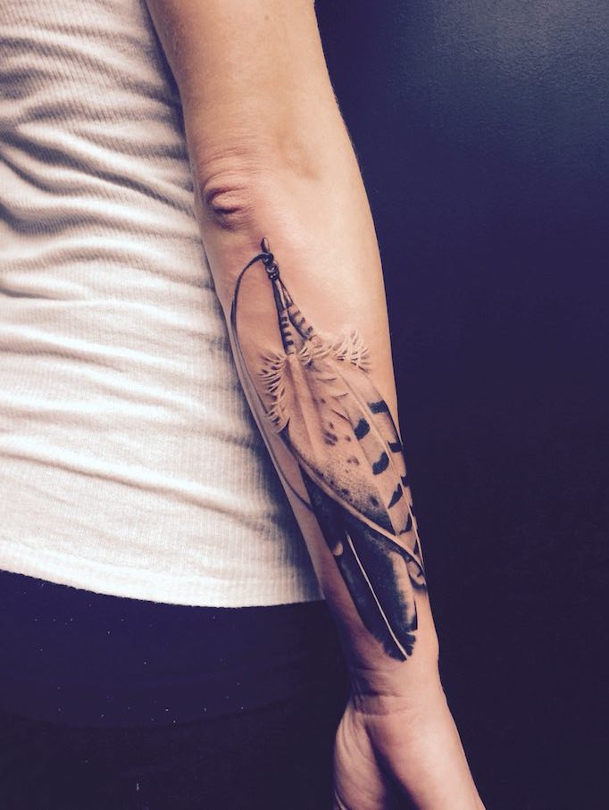 una persona con un Tatuaje de pluma una persona con un Tatuaje de pluma