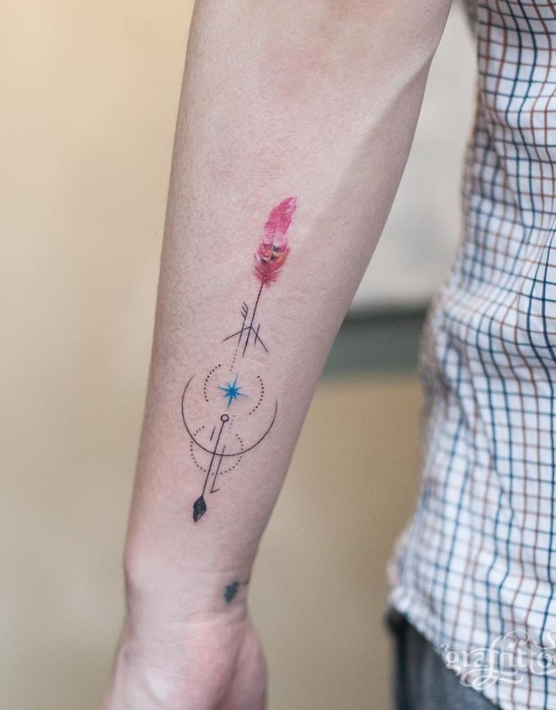 Una mujer con un Tatuaje de pluma Una mujer con un Tatuaje de pluma
