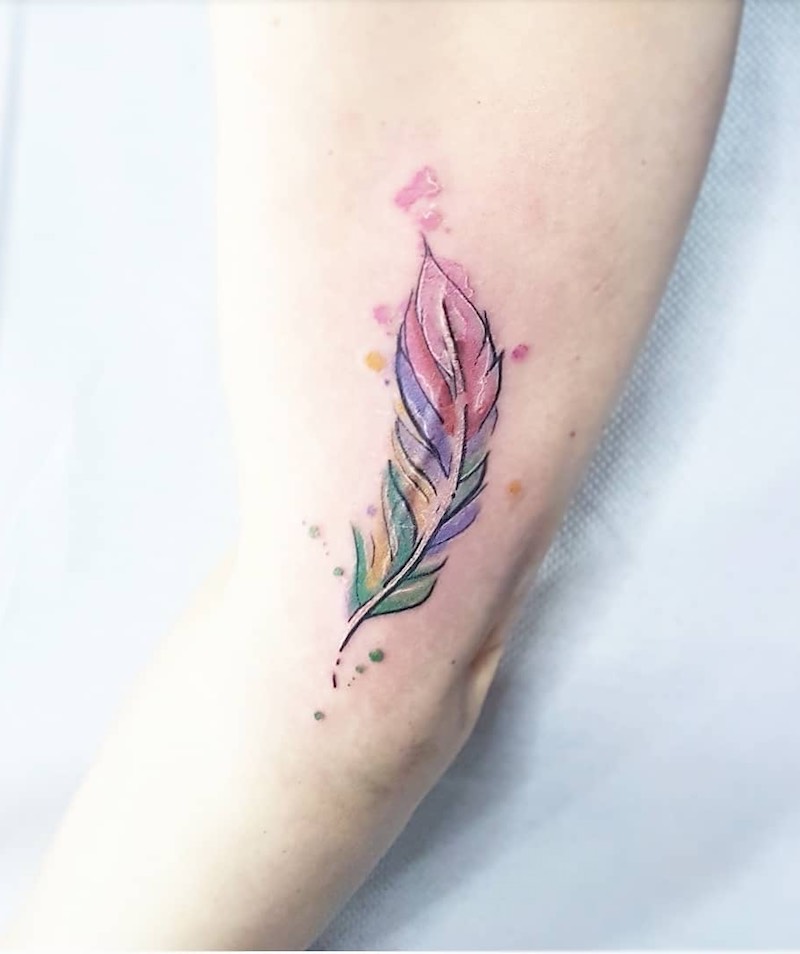 Una mujer con un Tatuaje de pluma Una mujer con un Tatuaje de pluma