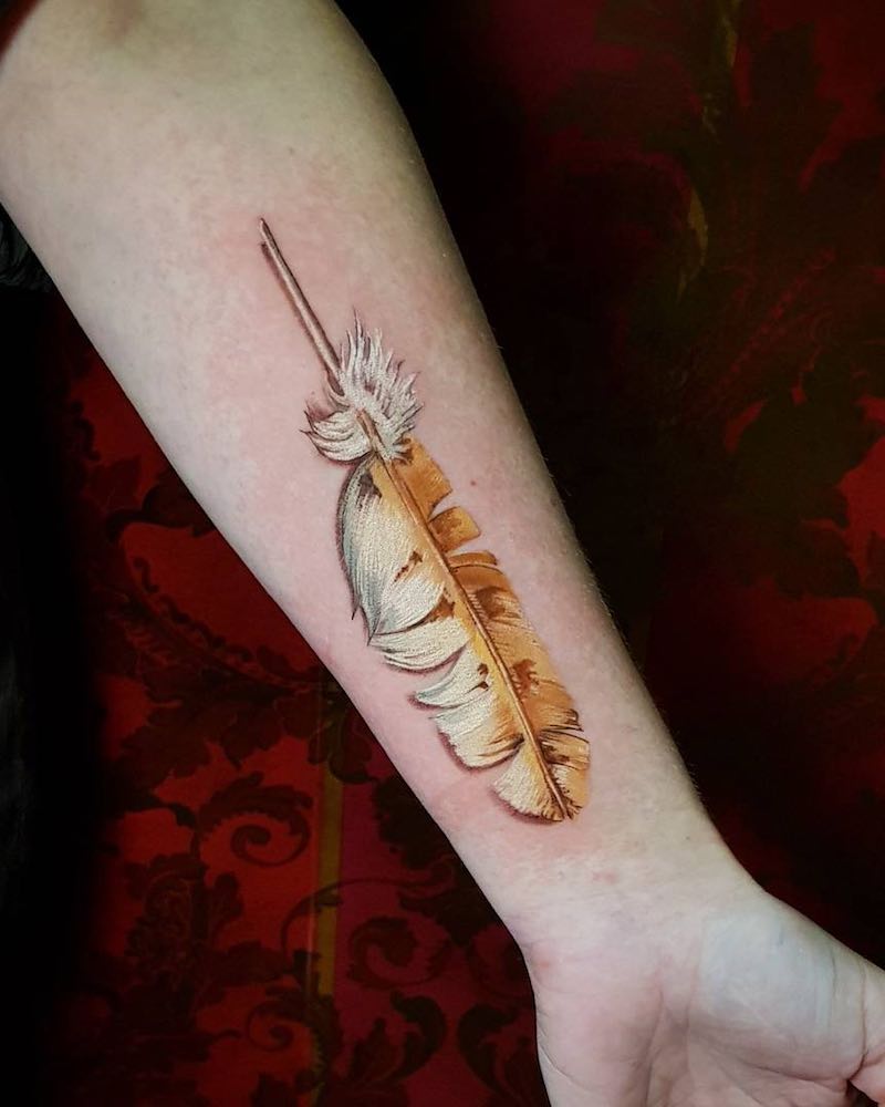 Mujer con un Tatuaje de pluma Mujer con un Tatuaje de pluma