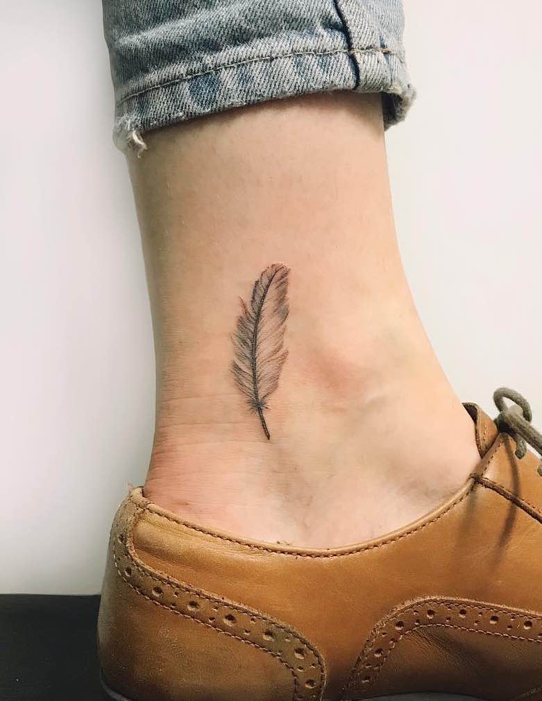 Un Tatuaje de pluma muy interesante Un Tatuaje de pluma muy interesante
