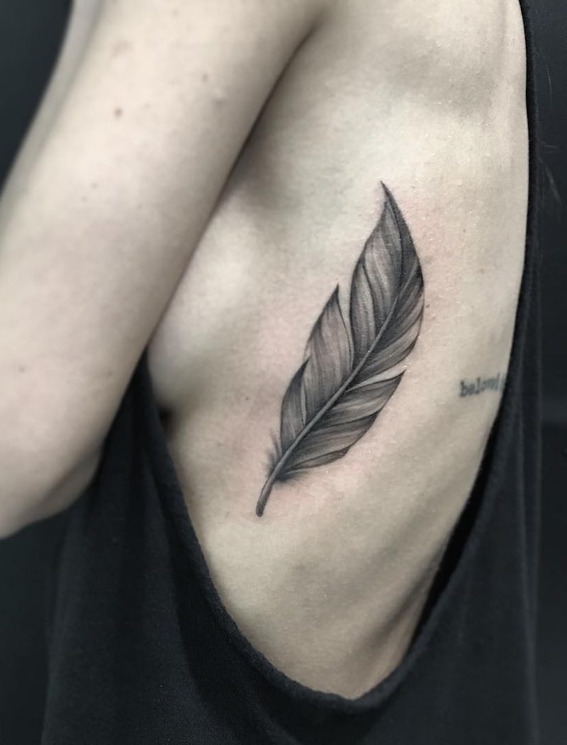 Tatuaje de pluma perfecto para mujeres y hombres Tatuaje de pluma perfecto para mujeres y hombres