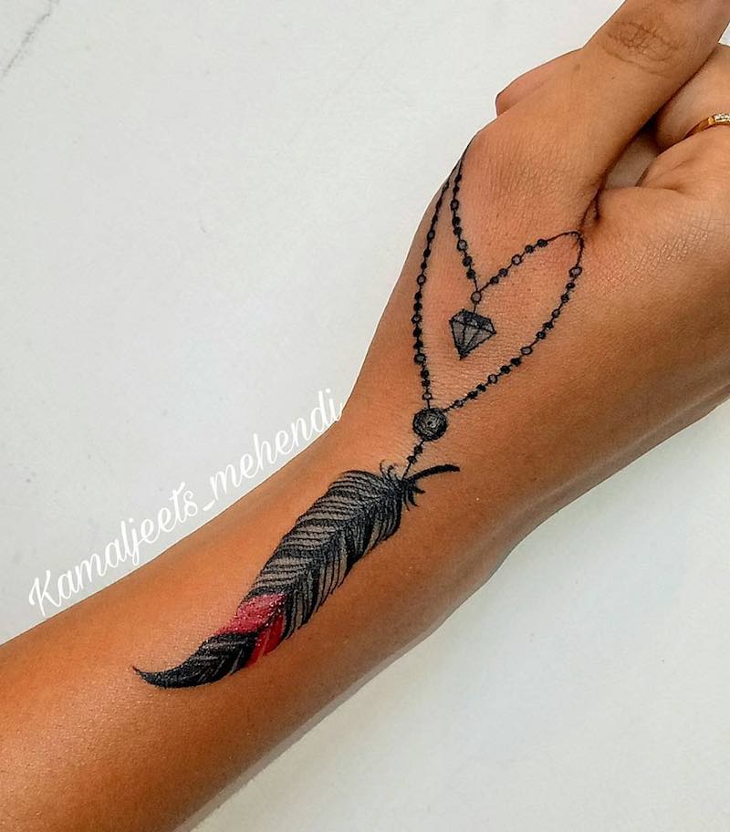 Un Tatuaje de pluma moderno Un Tatuaje de pluma moderno