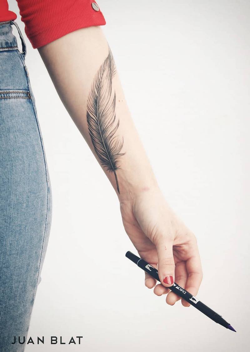 Un Tatuaje de pluma moderno Un Tatuaje de pluma moderno
