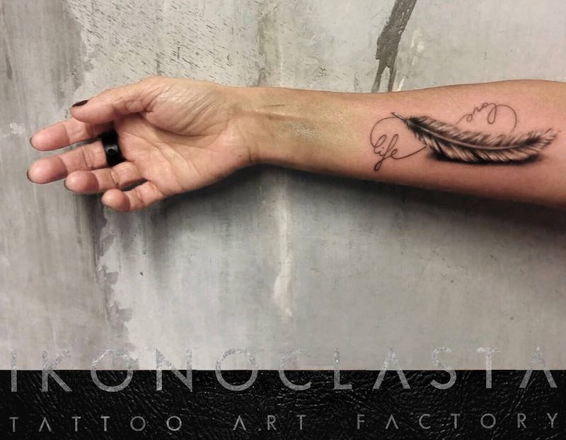 una persona con un Tatuaje de pluma una persona con un Tatuaje de pluma