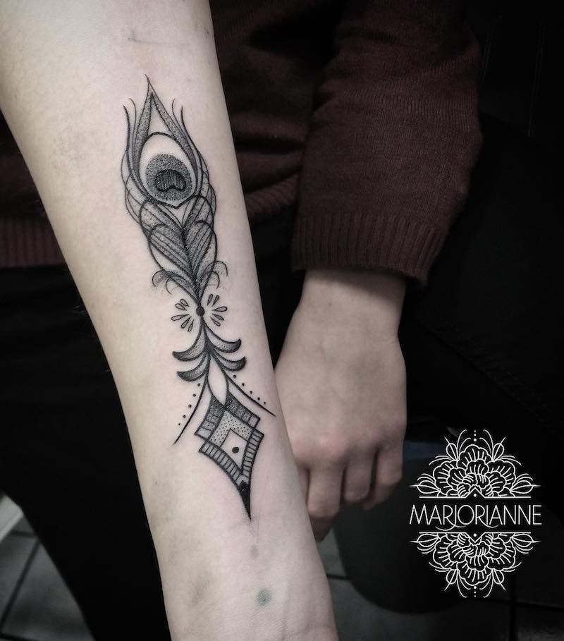 Tatuaje de pluma para mujeres Tatuaje de pluma para mujeres