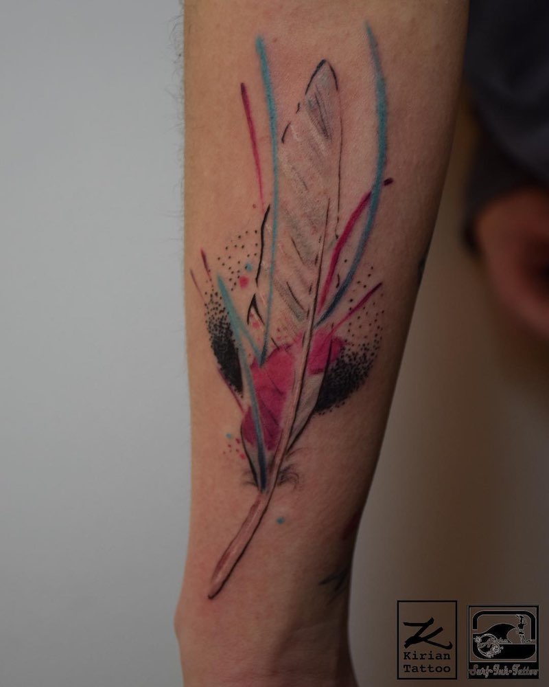 Un Tatuaje de pluma moderno Un Tatuaje de pluma moderno