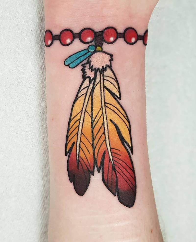 Una mujer con un Tatuaje de pluma Una mujer con un Tatuaje de pluma