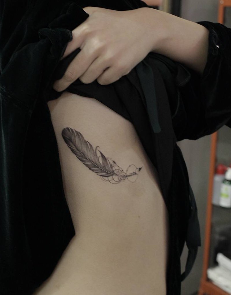 Un Tatuaje de pluma muy interesante Un Tatuaje de pluma muy interesante