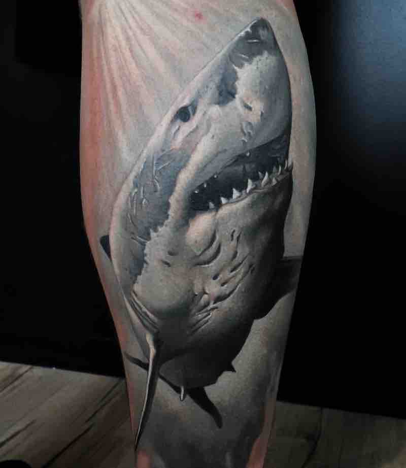 Un tatuaje de tiburón bastante bueno Un tatuaje de tiburón bastante bueno