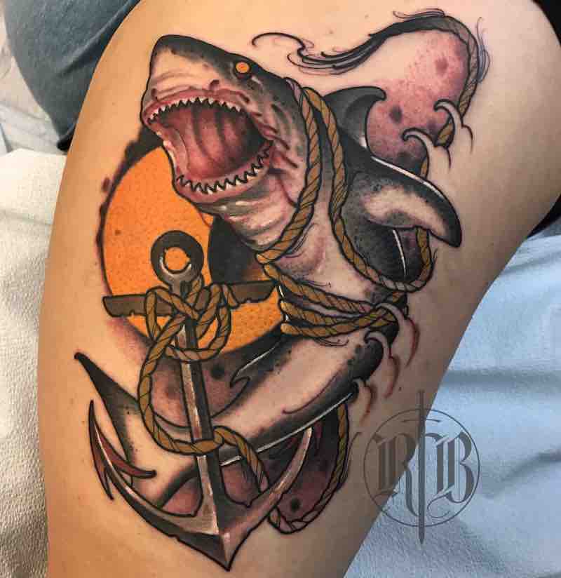 Un tatuaje de tiburón moderno e interesante Un tatuaje de tiburón moderno e interesante