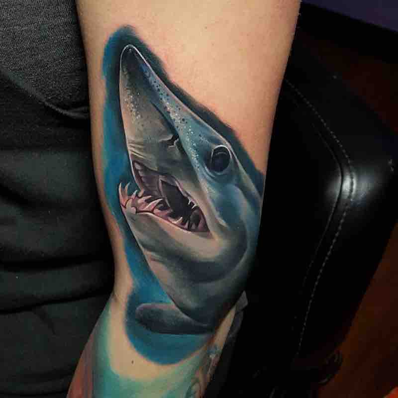Hombre con tatuaje de tiburón Hombre con tatuaje de tiburón