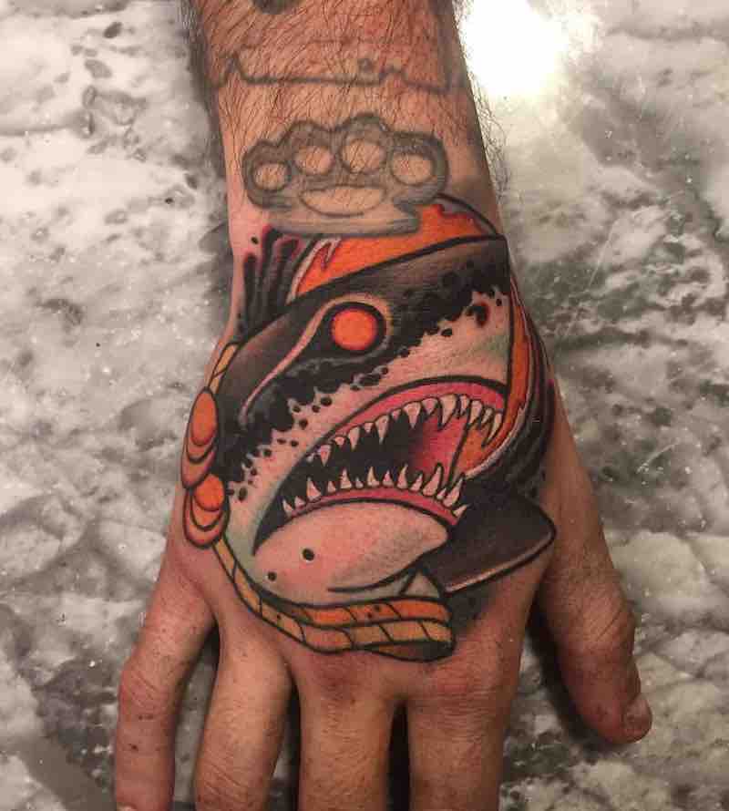 Persona con un tatuaje de tiburón Persona con un tatuaje de tiburón