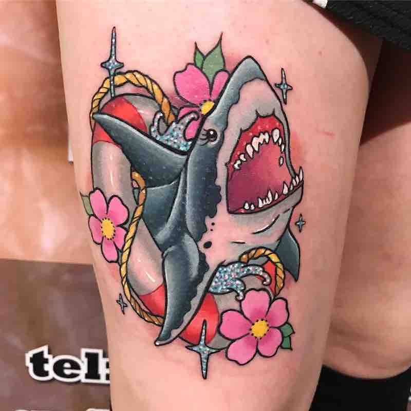 Hombre con tatuaje de tiburón Hombre con tatuaje de tiburón