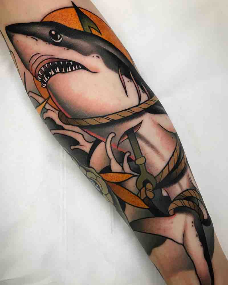 Hombre con tatuaje de tiburón Hombre con tatuaje de tiburón