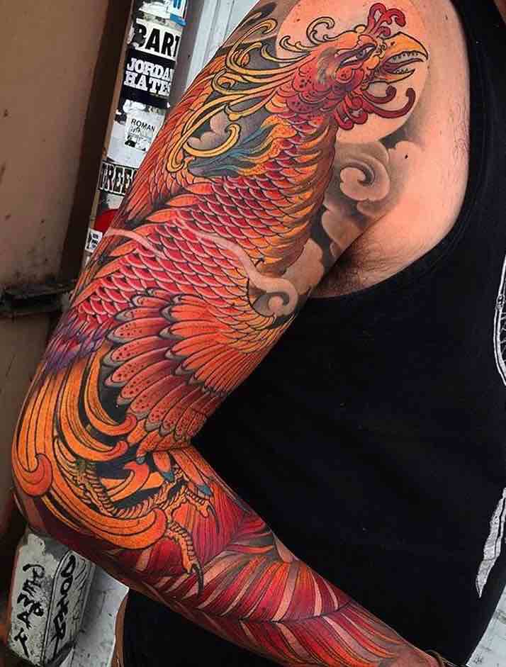 Mujer con tatuaje de fénix Mujer con tatuaje de fénix