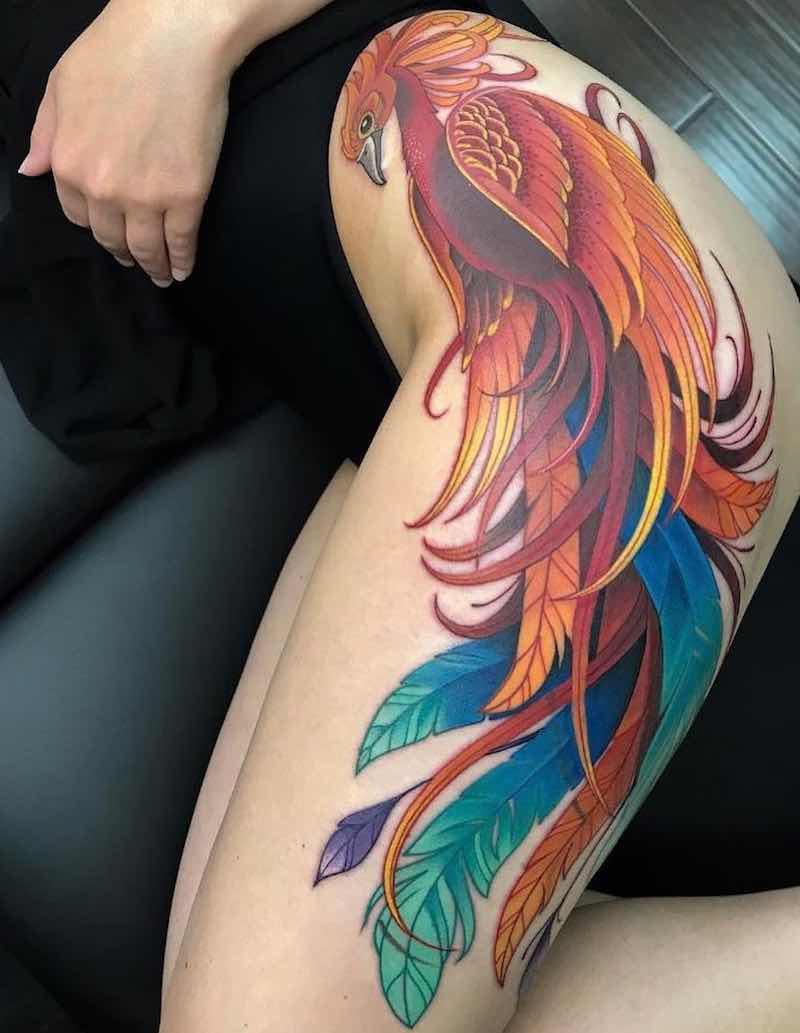 Una mujer con un tatuaje de fénix Una mujer con un tatuaje de fénix