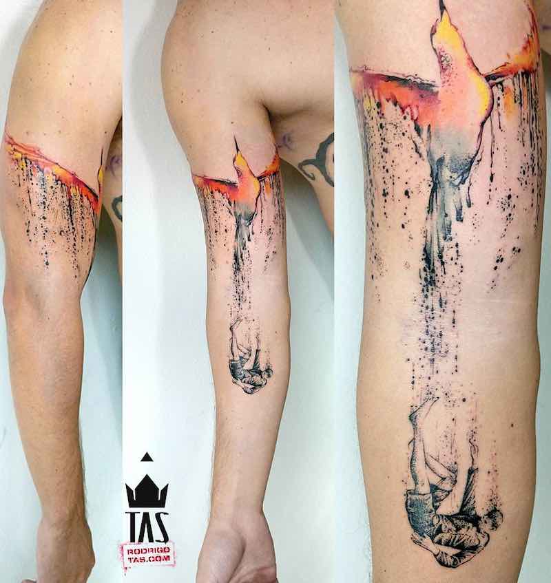 Hombre con tatuaje de fénix Hombre con tatuaje de fénix