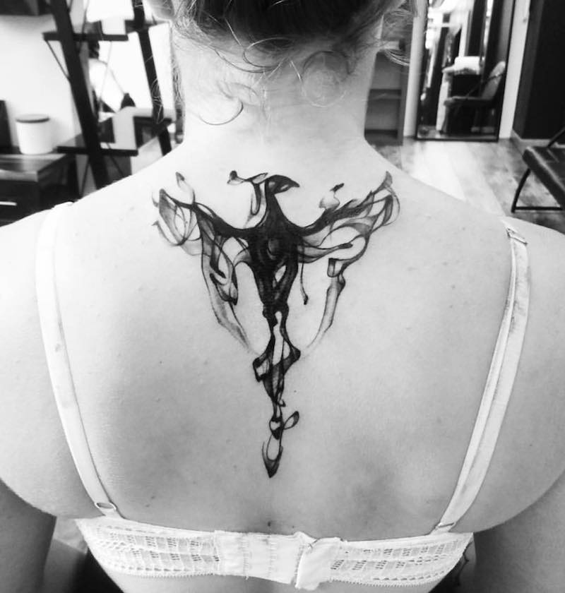 Un hombre con un tatuaje de fénix Un hombre con un tatuaje de fénix