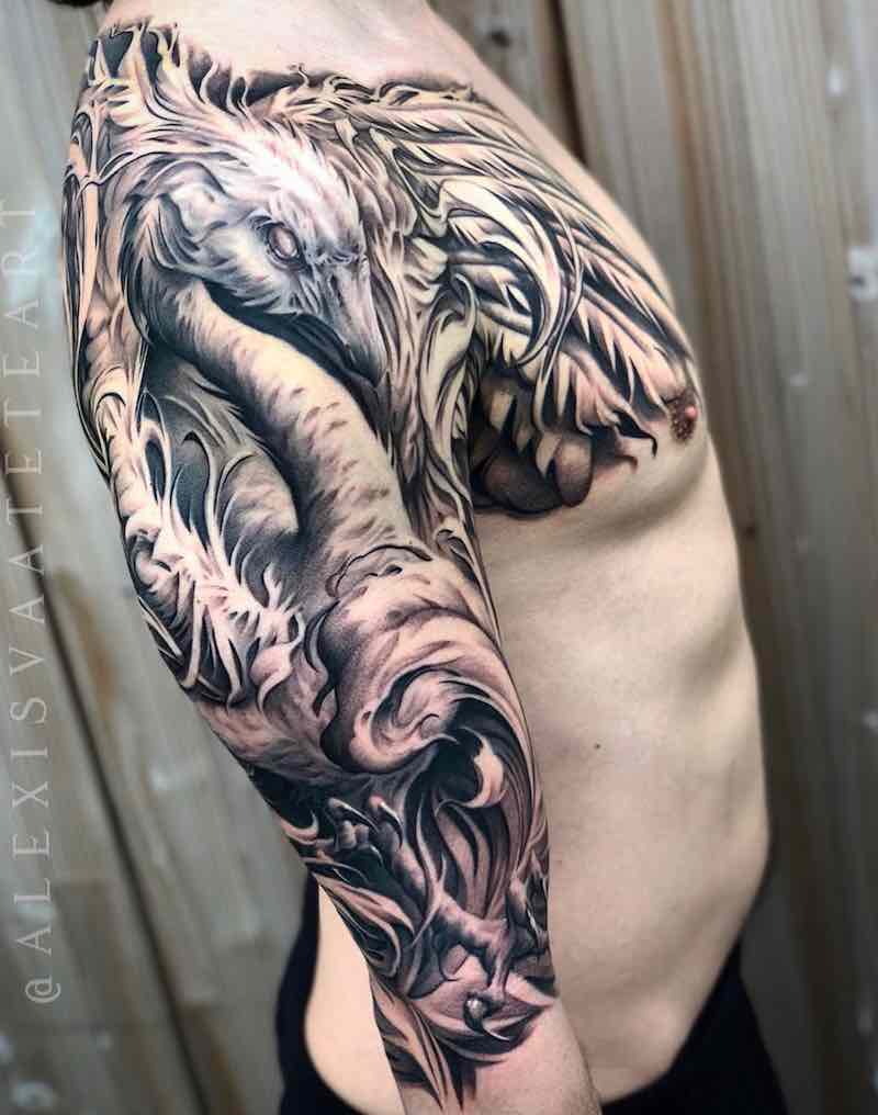 Persona con un tatuaje de fénix Persona con un tatuaje de fénix