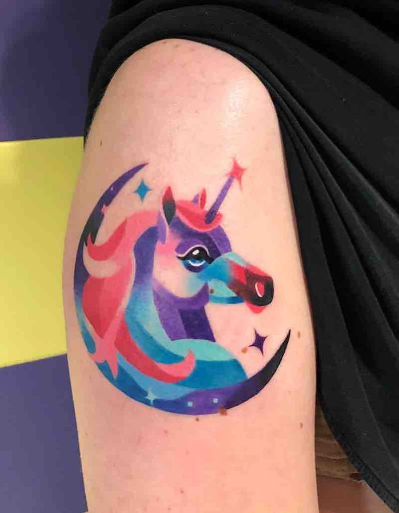 Hombre con tatuaje de unicornio Hombre con tatuaje de unicornio